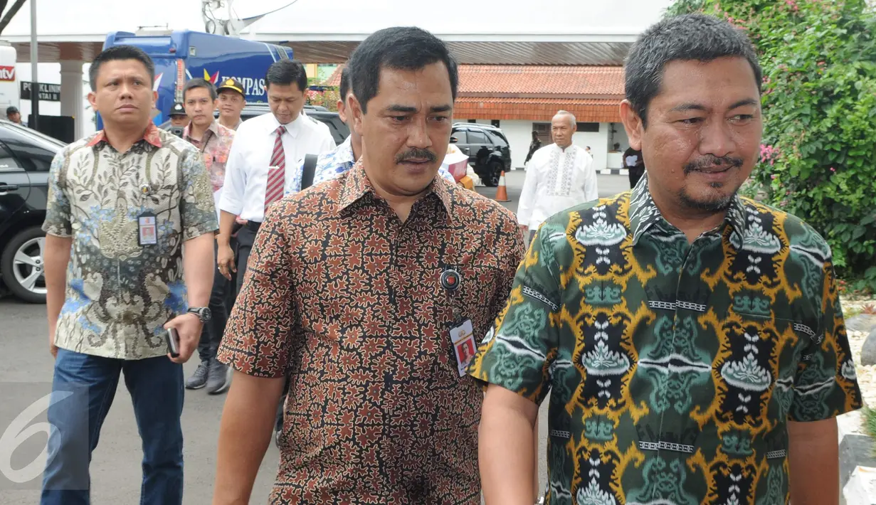 Dirtipidum Agus Andrianto bersama jajaran penyidik Bareskrim Polri tiba di Kejaksaan Agung, Jakarta, Jumat (25/11). Bareskrim menyerahkan berkas perkara tahap 1 dalam kasus penistaan agama yang di sangkakan ke Ahok. (Liputan6.com/Helmi Afandi)