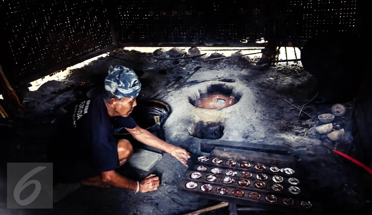 Hamdan, seorang kakek berusia 70 tahun sedang merapikan cetakan yang telah dituang gula aren di Baduy Luar Kampung Kadu Jangkung, Kabupaten Lebak, Banten (12/05). (Liputan6.com/Fery Pradolo)