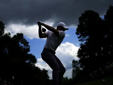 Pegolf Irlandia Utara, Rory McIlroy melakukan pukulan tee-nya pada hole kesembilan pada putaran pertama turnamen Golf Masters 2024 di Augusta National Golf Club, Agusta, Georgia, Kamis (11/04/2024). (AP Photo/Matt Slocum)