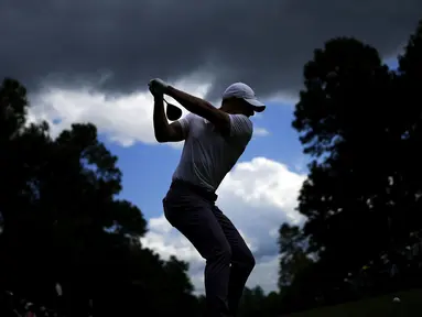 Pegolf Irlandia Utara, Rory McIlroy melakukan pukulan tee-nya pada hole kesembilan pada putaran pertama turnamen Golf Masters 2024 di Augusta National Golf Club, Agusta, Georgia, Kamis (11/04/2024). (AP Photo/Matt Slocum)