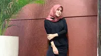 Sebelum hari Raya Idul Firtri tiba, Olla Ramlan masih belum mengenakan hijab. Kemudian tepat di tanggal 23 Mei, Olla terlihat mengunggah foto yang menunjukkan dirinya sedang mengenakan hijab. (Liputan6.com/ollaramlanaufar)