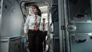 Pilot maskapai GOL Airlines, Gabriela Carneiro jelang bertugas di Bandara Internasional Tom Jobim, Brasil (8/3). Memperingati Hari Perempuan Internasional, GOL Airlines menghadirkan seluruh awak adalah wanita. (AFP PHOTO / Yasuyoshi Chiba)
