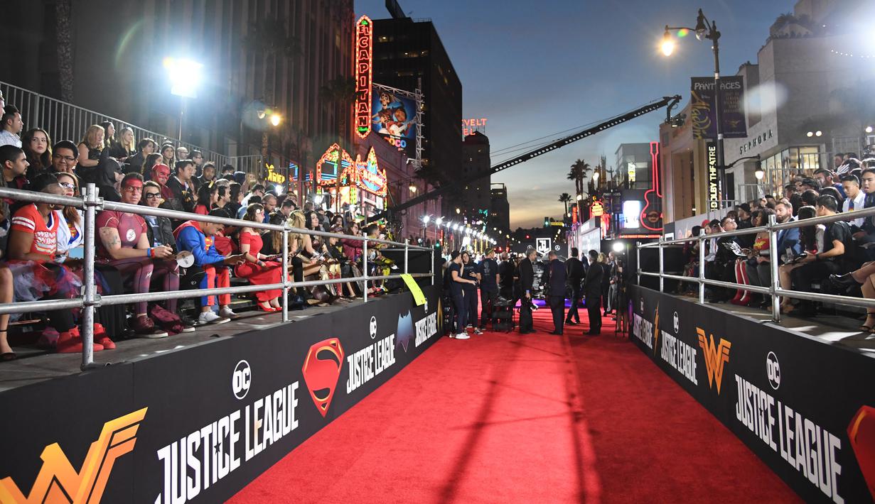 Sejumlah penggemar mengenakan saat menghadiri pemutaran perdana film Justice League di Dolby Theatre di Hollywood, California (13/11). (AFP Photo/Robyn Beck)