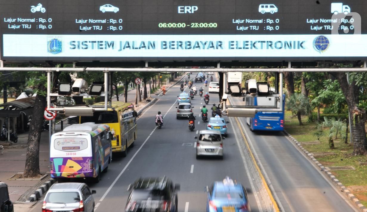 Kendaraan melintasi gerbang Electronic Road Pricing (ERP) di Jalan Medan Merdeka Barat, Jakarta, Rabu (20/11/2019). DKI Jakarta akan mengimplementasikan konsep ERP mulai tahun 2020. (merdeka.com/Iqbal Nugroho)