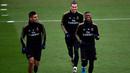 Pemain Real Madrid Casemiro (kiri), Gareth Bale (tengah) dan Vinicius Junior (kanan) melakukan pemanasan selama sesi latihan tim di fasilitas olahraga Real Madrid City di Madrid (17/12/2019). Real Madrid akan bertanding melawan Barcelona dalam laga El Clasico di Nou Camp. (AFP/Javier Soriano)