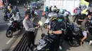 Petugas memeriksa identitas berupa surat nikah saat penerapan Pembatasan Sosial Berskala Besar (PSBB) pada check point di Jalan RE Martadinata, perbatasan dengan wilayah Bogor, Tangerang Selatan, Sabtu (18/4/2020). Hari ini Tangerang Raya melakukan  PSBB hingga 3 Mei 2020. (merdeka.com/Arie Basuki)