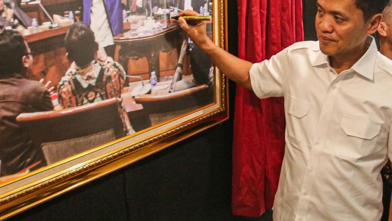 Salah satu yang menarik perhatiannya adalah foto ini. Di dalam foto itu terlihat ada Politisi Gerindra, Desmond Mahesa yang belum lama meninggal  dunia karena sakit.