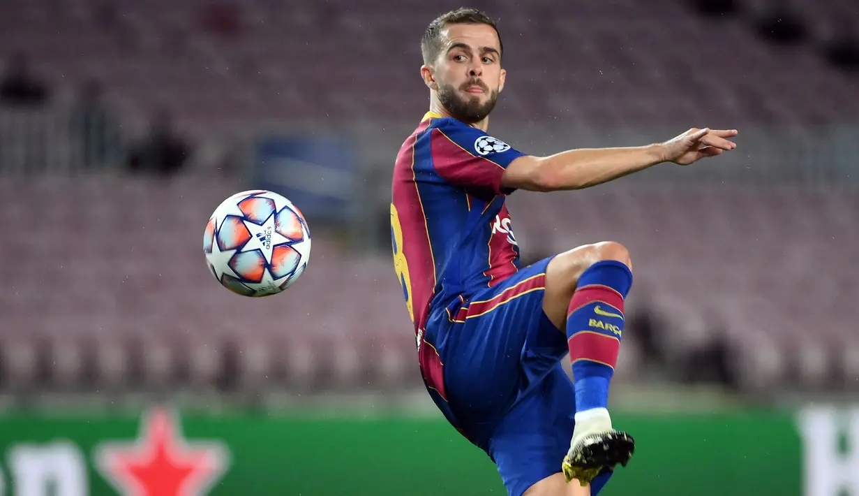Miralem Pijanic akhirnya mewujudkan mimpinya untuk bermain di Barcelona pada 2020. Sayangnya, ia tak memiliki peluang untuk bermain dengan cukup di bawah pelatih Ronald Koeman. Hal tersebut membuat hubungannya tidak baik dan memustuskan untuk hengkang dari Barca. (AFP/Lluis Gene)
