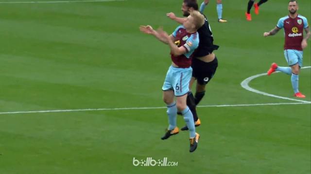 Berita video momen striker West Ham United, Andy Carroll, yang mendapat dua kartu kuning karena menyikut. This video presented by BallBall.
