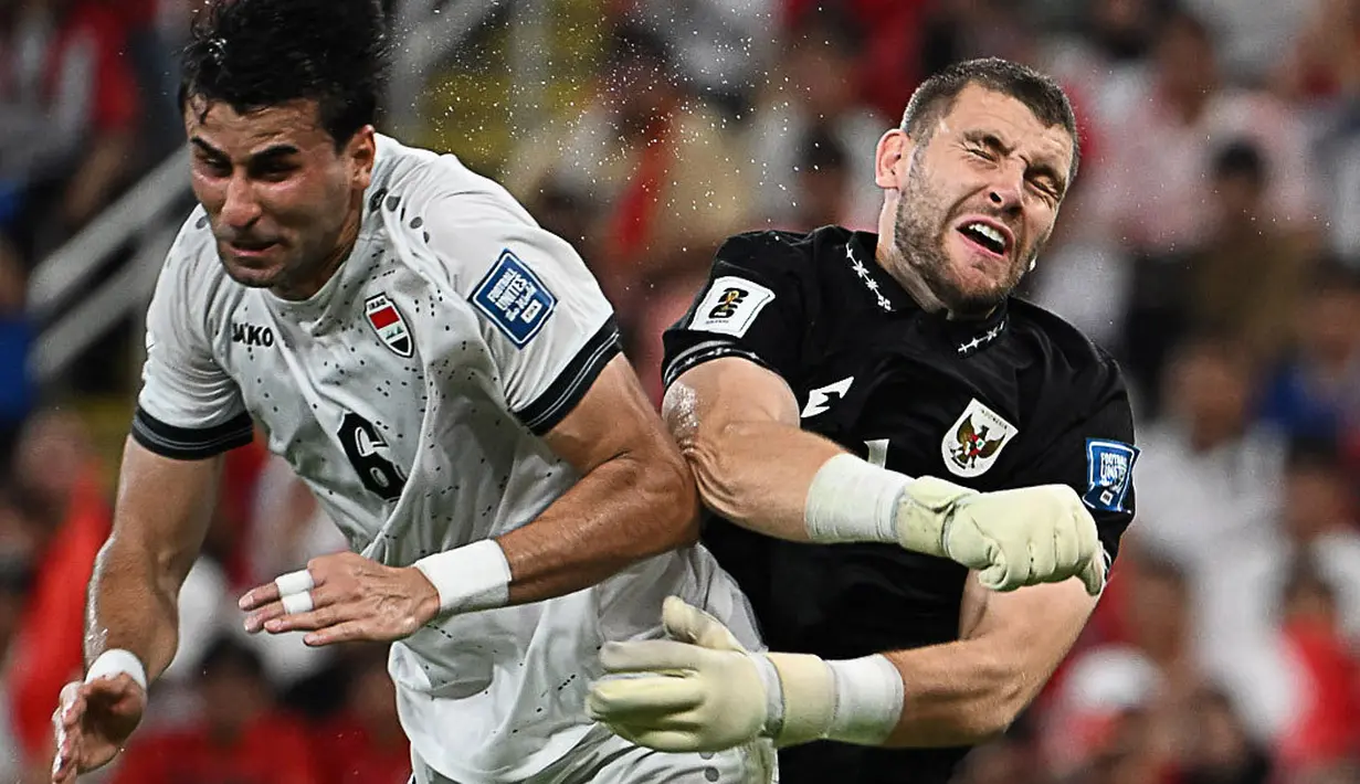 <p>Kiper Timnas Indonesia, Maarten Paes (kanan) terlibat benturan dengan pemain Iraq, Manaf Younis dalam laga putaran keempat Kualifikasi Piala Dunia 2026 yang berlangsung di Stadion King Abdullah Sports City, Jeddah, Arab Saudi, Sabtu (11/10/2025) waktu setempat. (AP Photo/Ali Issa)</p>