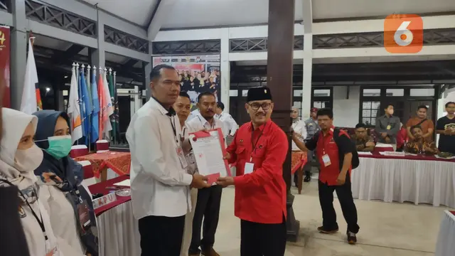 Diiringi deras Hujan, Bacalon PDIP Daftar ke KPU Naik Bendi