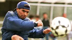 Pemain sepak bola Argentina Diego Maradona berlatih di Stadion Tongdaemun, Seoul, Korea Selatan, 24 September 1995. Diego Maradona dikabarkan meninggal dunia karena serangan jantung. (KIM JAE-HWAN/AFP)