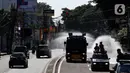 Mobil Water Cannon milik Polisi menyemprotkan Disinfektan di jalan Slipi, Jakarta, Selasa (31/3/2020). Meluasnya Covid-19 membuat petugas kepolisian Berinisiatif menyemprotkan Disinfektan menggunakan Water Cannon memutari jalan, Petamburan, Slipi Raya Jakarta Barat. (Liputan6.com/Johan Tallo)