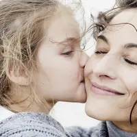 Ada banyak pola dalam cara membesarkan dan mengasuh anak, salah satunya adalah attachment parenting.