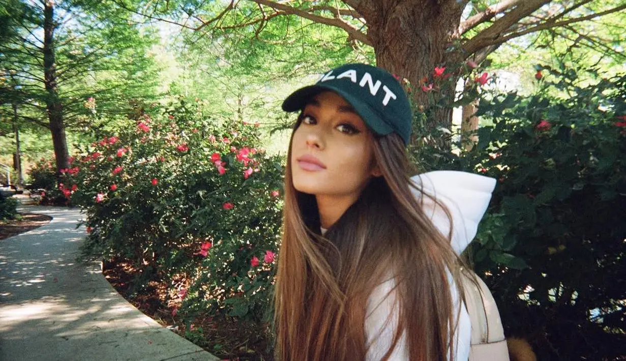 Sering terlihat dengan kuncir kuda, kamu pangling nggak liat Ariana begini? (instagram/arianagrande)