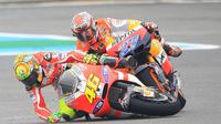 Valentino Rossi dan Casey Stoner terjatuh saat balapan di MotoGP Spanyol yang berlangsung di Sirkuit Jerez pada 2011. (Motorcyclenews)