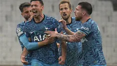 Bek Tottenham Hotspur, Clement Lenglet (kedua kiri) berselebrasi usai mencetak gol ke gawang Marseille pada pertandingan lanjutan Grup D Liga Champions di Stade Velodrome di Marseille, Prancis, Rabu (2/11/2022). Tottenham menang atas Marseille dengan skor 2-1. (AP Photo/Daniel Cole)