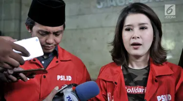 Ketua Umum PSI Grace Natalie memberikan keterangan saat memenuhi panggilan Bareskrim Polri di Jakarta, Selasa (22/5). Pemanggilan terkait dugaan pelanggaran kampanye di luar jadwal yang dilaporkan Bawaslu. (Merdeka.com/Iqbal S Nugroho)