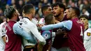 Pemain Manchester United Cristiano Ronaldo (tengah kiri) terlibat pertengkaran dengan pemain Aston Villa Tyrone Mings (tengah kanan) pada pertandingan sepak bola Liga Inggris di Villa Park, Birmingham, Inggris, 6 November 2022. Aston Villa mempermalukan Manchester United dengan skor 3-1. (AP Photo/Rui Vieira)