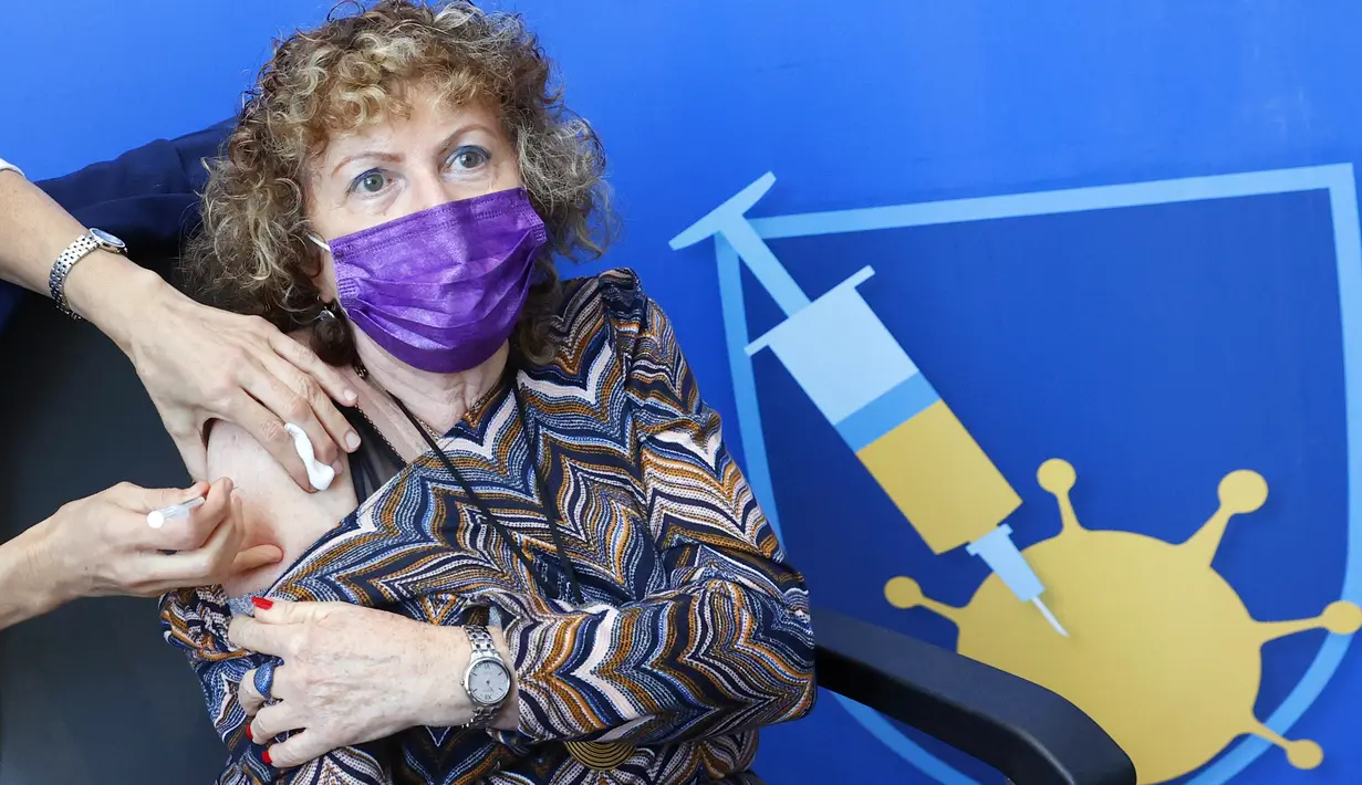 Seseorang menerima dosis keempat vaksin covid-19 Pfizer-BioNTech di Ichilov Tel Aviv Sourasky Medical Center di Tel Aviv, Senin (3/1/2022). Israel menyetujui pemberian dosis booster tersebut kepada kelompok warga berusia di atas 60 tahun dan tenaga medis. (JACK GUEZ/AFP)