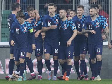 Gelandang Kroasia, Mateo Kovacic (tengah) berselebrasi dengan rekan setimnya setelah mencetak gol ke gawang Turki di matchday kedua Grup D Kualifikasi Piala Eropa 2024 di stadion Bursa Metropolitan, di Bursa, Turki, Rabu, 29 Maret 2023. (AP Photo/Francisco Seco)
