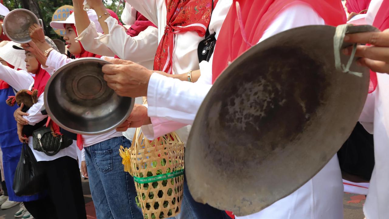 FOTO:  Aksi  Unjuk Rasa di Patung Kuda Dukung Kelanjutan Program Makan Bergizi Gratis