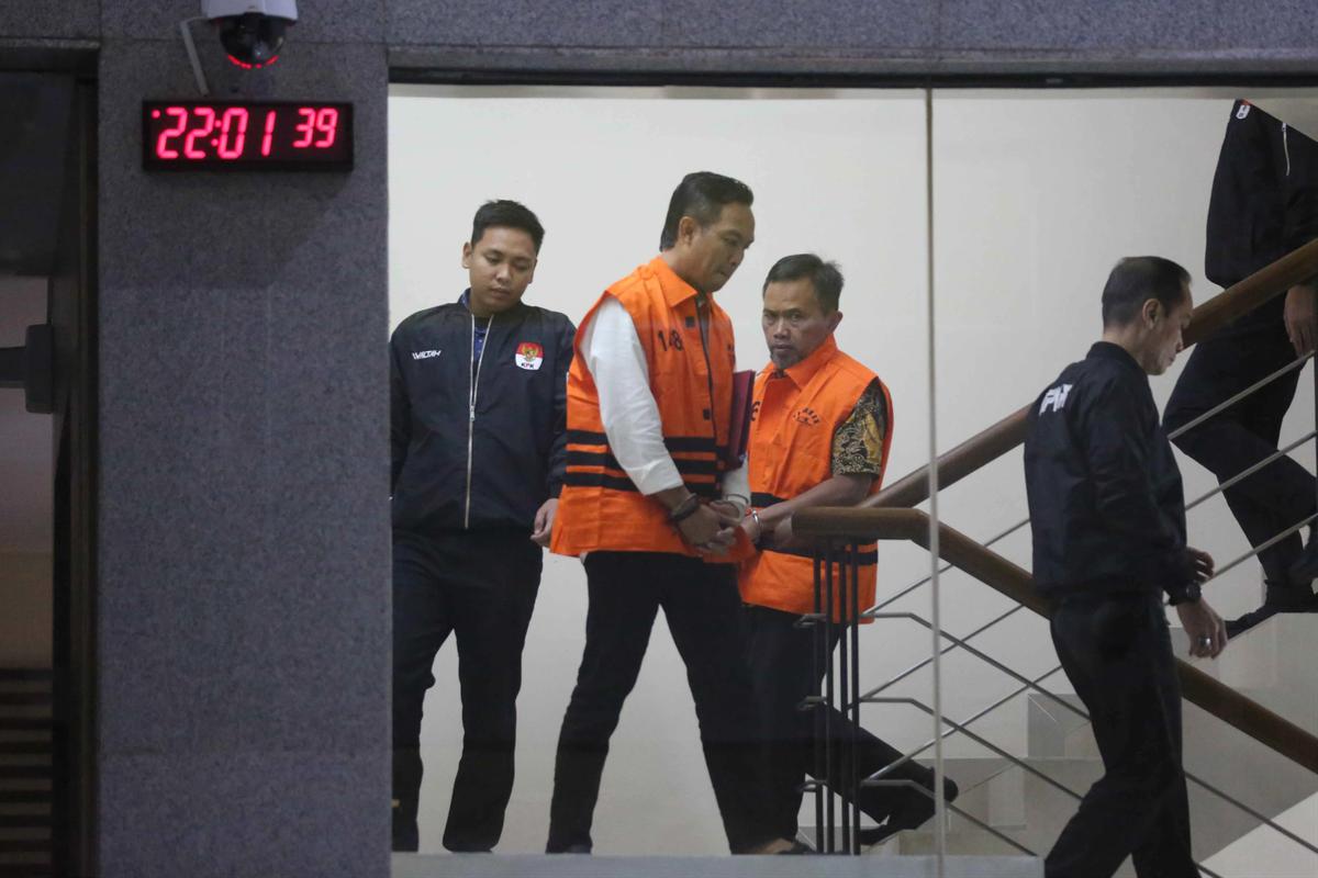FOTO: Bupati dan Sekda Cilacap Ditahan KPK Usai Operasi Tangkap Tangan