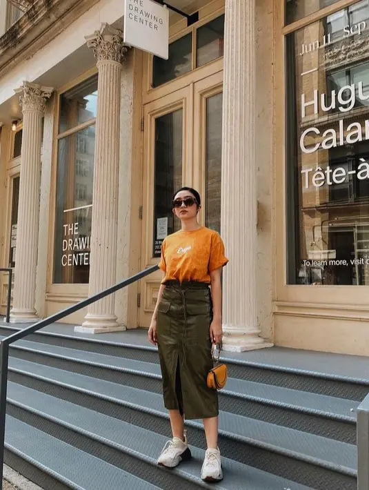 Febby Rastanty tampil kece kenakan t-shirt warna kuning dengan pencil skirt with pocket warna army. Gaya kasualnya diperkuat dengan sneaker warna putih. (Instagram/febbyrastanty).