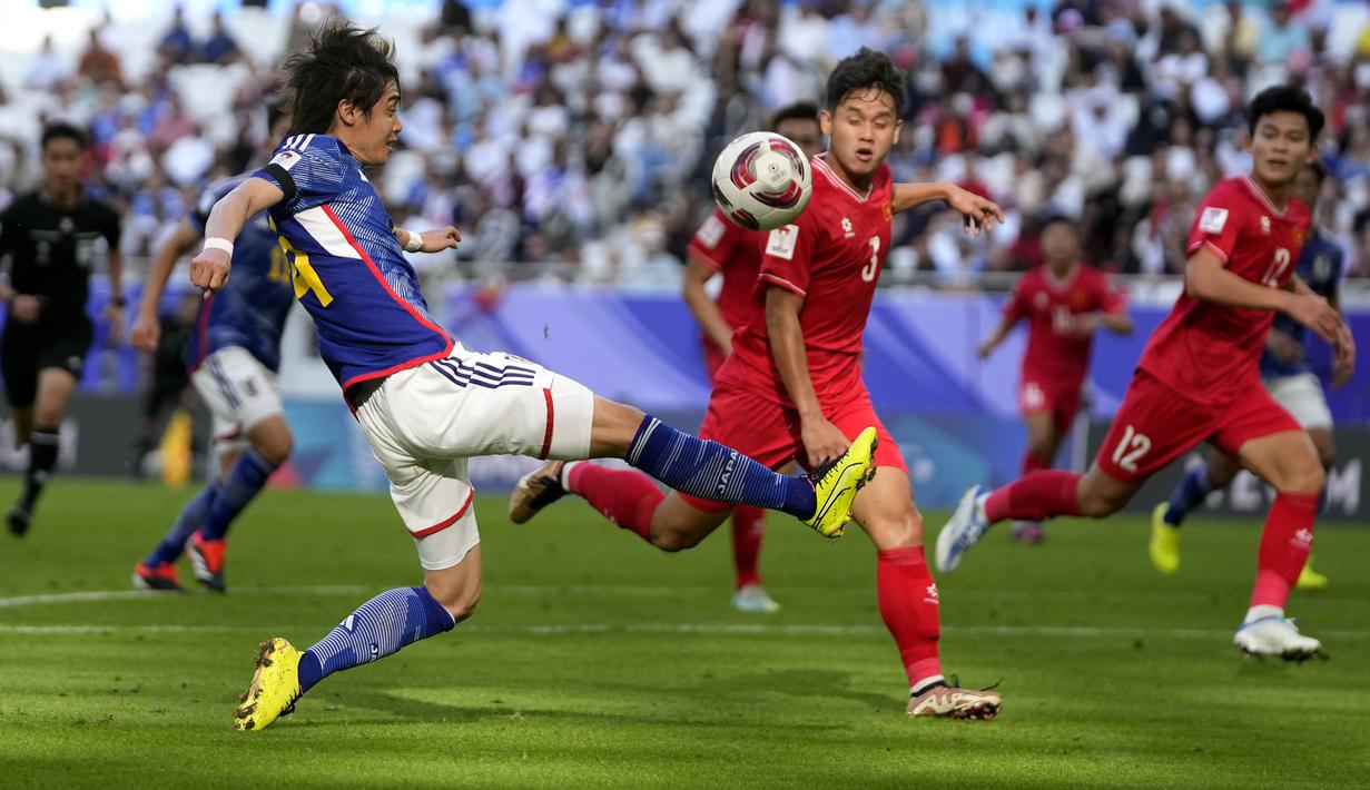 <p>Pemain Vietnam, Vo Minh Trong (tengah kanan) berusaha menghentikan pemain Jepang, Junya Ito (kiri) pada laga Grup D Piala Asia 2023 di Al Thumama Stadium, Qatar, Minggu (14/01/2024). (AP Photo/Thanassis Stavrakis)</p>