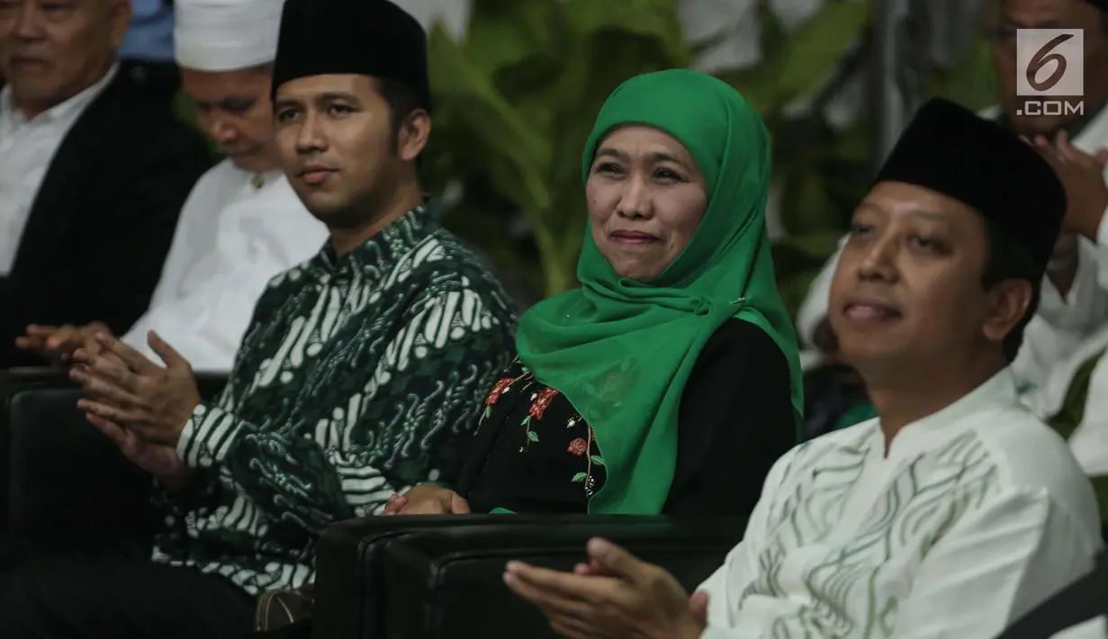 Calon Gubernur dan Wagub Jawa Timur, Khofifah Indar Parawansa (kiri) dan Emil Dardak (kanan) saat menghadiri tasyakuran harlah ke-45 PPP di Kantor DPP PPP, Jalan Diponegoro, Menteng, Jakarta, Jumat (5/1). (Liputan6.com/Faizal Fanani)