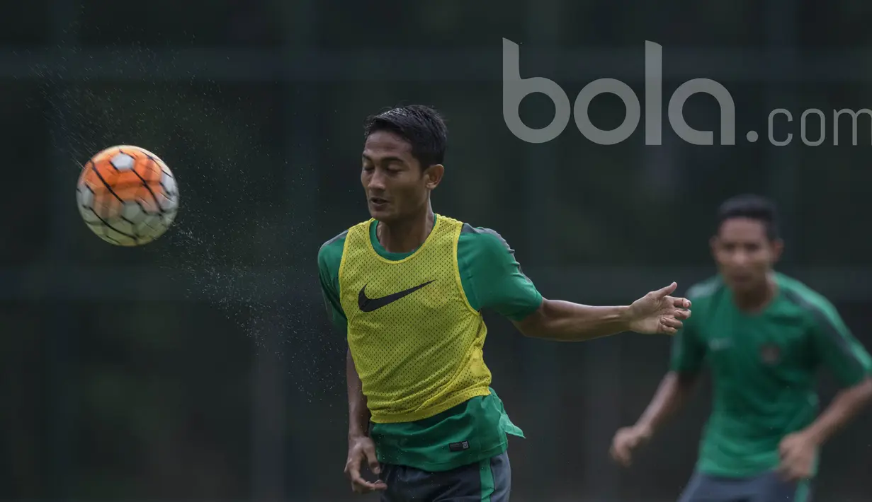 Gelandang Arema FC, Nasir, berusaha menyundul bola saat mengikuti seleksi Timnas Indonesia U-22 di Lapangan SPH Karawaci, Banten, Rabu (22/2/2017). (Bola.com/Vitalis Yogi Trisna)