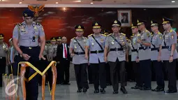 Irjen Pol Tito Karnavian (keempat kiri) saat mengikuti upacara serah terima jabatan di Mabes Polri, Jakarta, Jumat (12/6/2015). Irjen Pol Tito Karnavian resmi menjabat sebagai Kapolda Metro Jaya menggantikan Unggung Cahyono. (Liputan6.com/Johan Tallo)