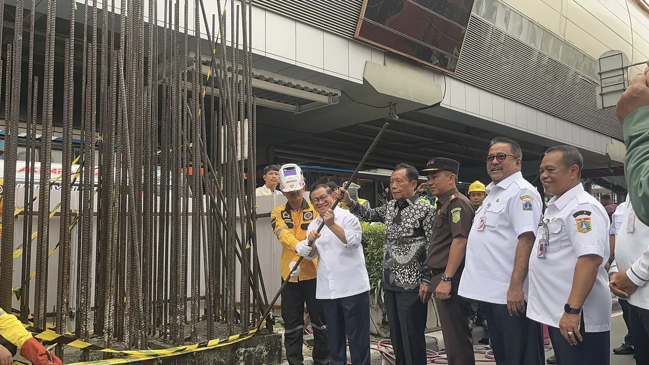 Gubernur dan Wakil Gubernur DKI Jakarta Pramono Anung dan Rano Karno secara resmi mulai membongkar tiang monorel mangkrak.