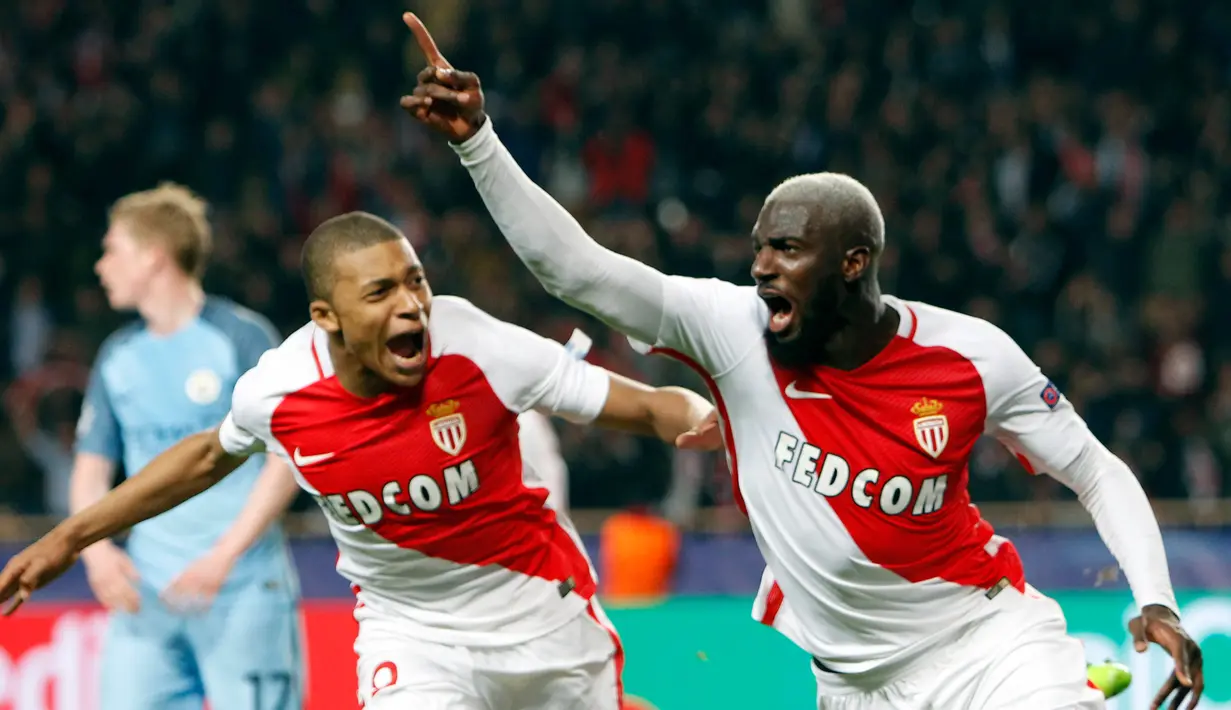 Bek AS Monaco, Fabinho melakukan selebrasi usai mencetak gol ke gawang Manchester City di leg kedua babak 16 besar Liga Champions di stadion Louis II, Monaco (16/3). Monaco berhasil lolos ke perempat final Liga Champions. (AP/Claude Paris)
