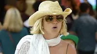 Berbalut Bikini Britney Spears Tunjukan Tubuh Seksinya di Pantai