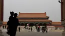 Pengunjung berjalan di Forbidden City atau Kota Terlarang di Beijing, (7/3). Kota Terlarang, merupakan istana terisolasi kaisar Qing dan Dinasti Ming China untuk tempat wisata utama yang terletak di pusat ibu kota. (AP Photo/Aijaz Rahi)