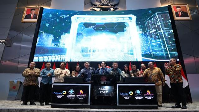 Pencatatan saham PT Saptausaha Gemilangindah Tbk (SAGE), PT Teknologi Karya Digital Nusa Tbk (TRON), dan PT Petrindo Jaya Kreasi Tbk (CUAN), Rabu (8/3/2023). (Foto: BEI)