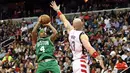 Pebasket Washington Wizards, Marcin Gortat, berusaha menghalau Pebasket Boston Celtics, Isaiah Thomas, pada Gim 3 semifinal Wilayah Timur di Verizon Center, Washington, Kamis (4/5/2017). Washington Wizard menang 116-89. (AFP/Greg Fiume)