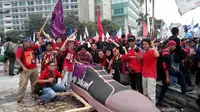 Sepatu Raksasa AJI Injak Bundaran HI