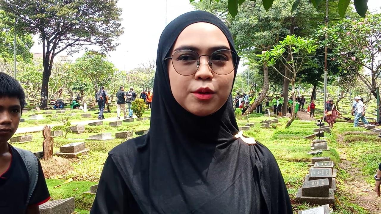 Ria Ricis Turut Berduka, Datangi Makam Driver Ojol yang Tewas Dilindas ...