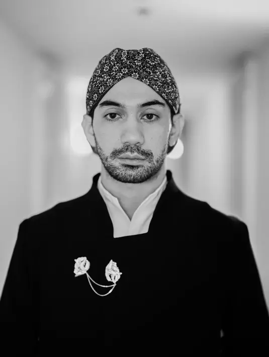 <p>Reza Rahadian memperlihatkan pose formal ke arah kamera yang semakin menunjukkan sisi memesona. Ada pula foto-foto saat dia sedang bersiap memakai setelan beskapnya. (Instagram/hagaipakan)</p>