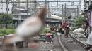 Aktivitas warga di permukiman bantaran rel kereta di kawasan Pademangan, Jakarta Utara, Kamis (16/3/2023). (merdeka.com/Iqbal S Nugroho)