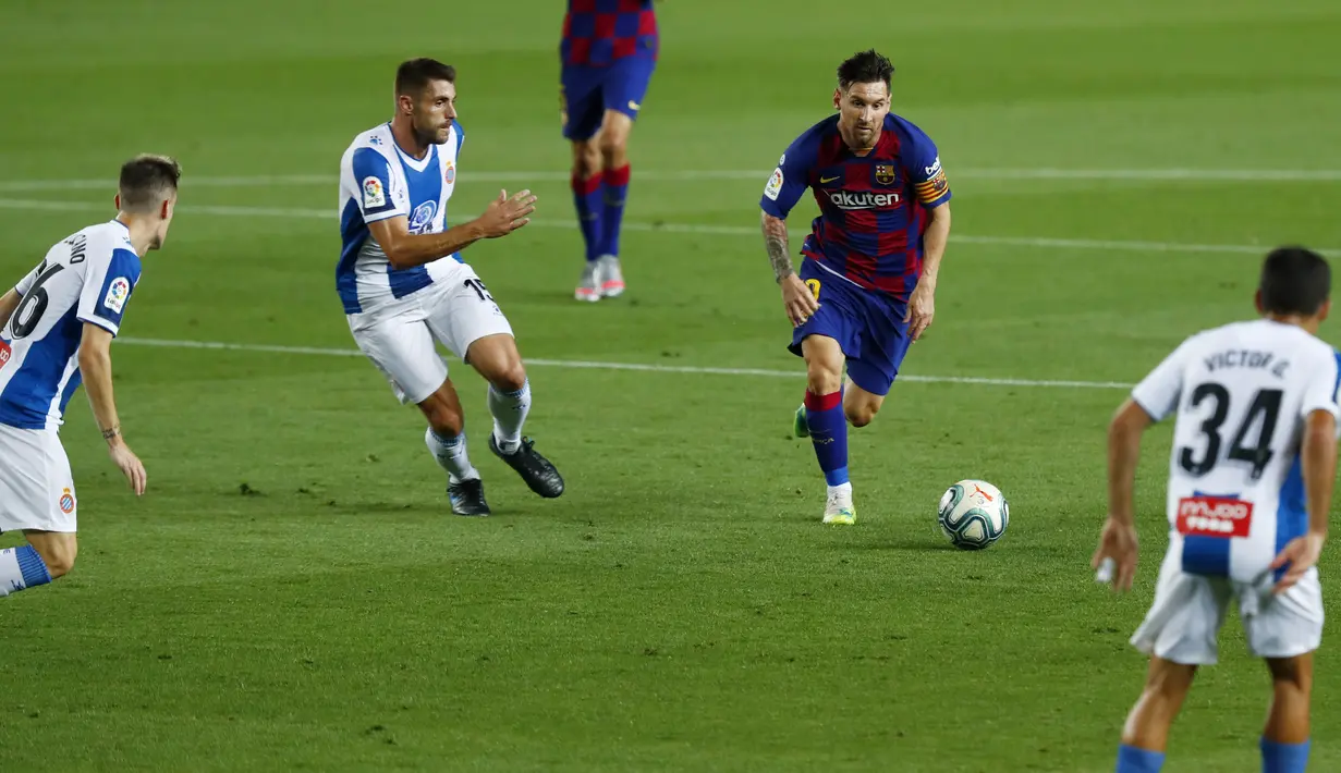 Striker Barcelona, Lionel Messi, berusaha melewati pemain Espanyol pada laga La Liga di Stadion Camp Nou, Rabu (8/7/2020). Barcelona menang 1-0 atas Espanyol. (AP/Joan Monfort)