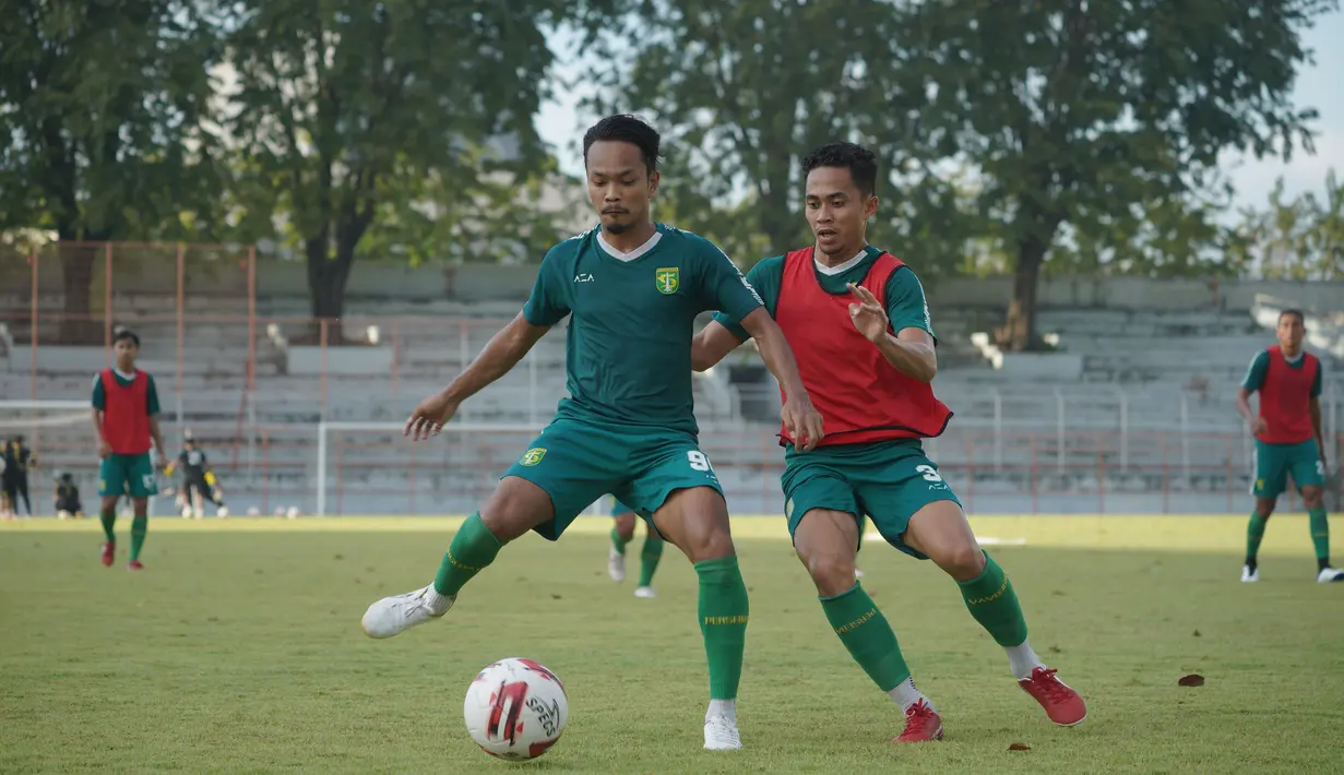 Latihan yang dipimpin oleh Mustaqim kali ini belum menyentuh taktikal. Mustaqim hanya fokus mengembalikan kebugaran fisik dan kekompakan para pemain. (Foto: Dokumentasi Persebaya)