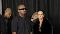 Kanye West dan Bianca Censori di karpet merah Grammy Awards 2025. (Frazer Harrison / GETTY IMAGES NORTH AMERICA / Getty Images via AFP)