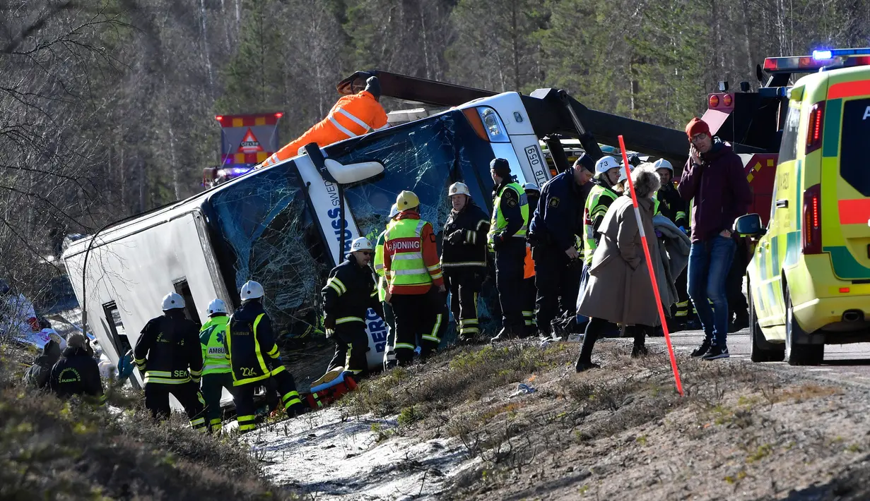 Penampakan bus rombongan anak-anak yang terguling di E45 wilayah Sveg dan Fagelsjo di Swedia Utara (2/4). Bus tersebut membawa sekitar 50 anak-anak dan beberapa orang dewasa. (Photo Nisse Schmidt / TT / kod 40421)