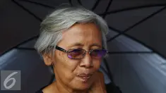 Suciwati bersama Jaringan Solidaritas Korban untuk Keadilan (JSKK) melakukan aksi Kamisan ke-476 di depan Istana Negara, Jakarta, Kamis (12/1). JSKK meminta Presiden agar menolak pembentukan Dewan Kerukunan Nasional. (Liputan6.com/Immanuel Antonius)