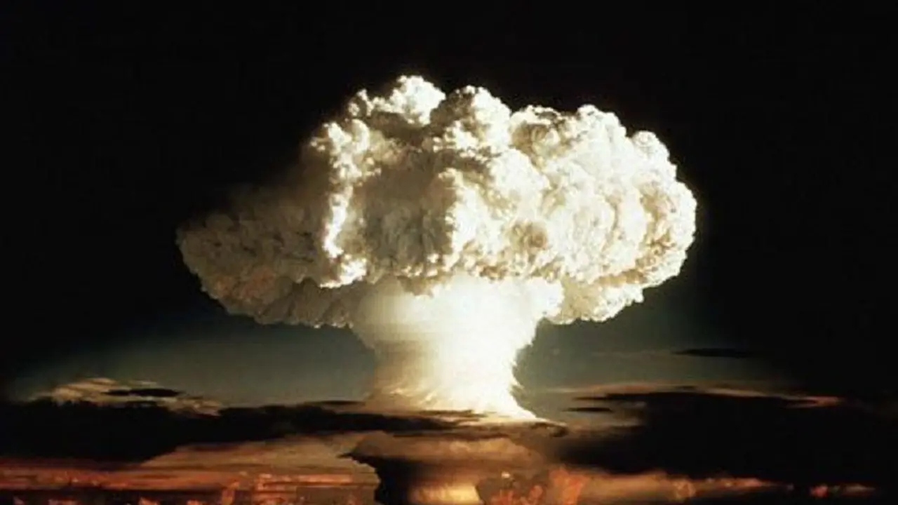 Uji coba bom hidrogen pertama AS, Ivy Mike, pada 1 November 1952 di Pulau Eniwetok menghasilkan awan jamur
