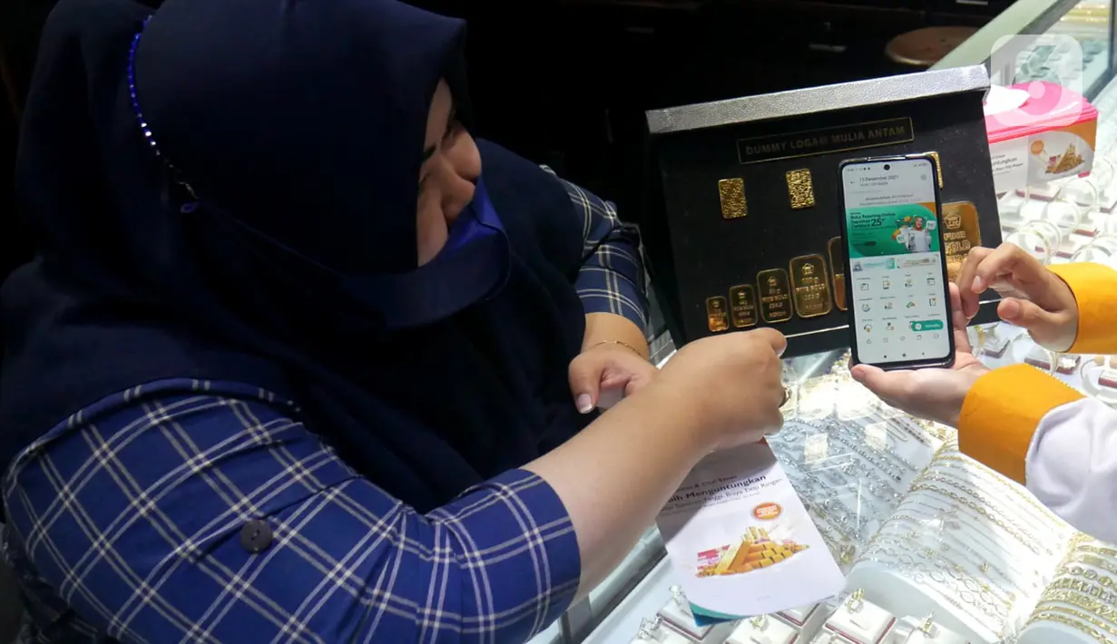 Pegawai PT Bank Syariah Indonesia Tbk (BSI) Cabang Mayestik memberikan penjelasan fitur gadai dan cicil emas di salah satu kios saat Grebek Pasar BSI di Pasar Mayestik, Jakarta (16/12/2021). BSI dorong pertumbuhan pembiayaan gadai dan cicil emas lewat program grebek pasar. (Liputan6.com/HO/Rizky)