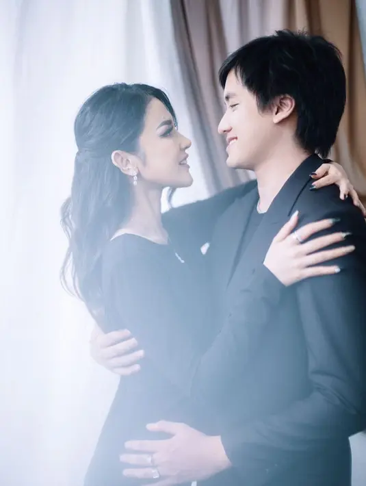 Seperti pasangan pengantin baru lainnya, tentu Kevin dan Vicy merasakan perbedaan hidup yang terjadi. Salah satunya adalah tidak mendapat komentar julid dari warganet di Instagram. (Instagram/kevinaprilio)